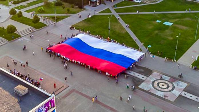 Волжане отметили День Флага смотреть онлайн