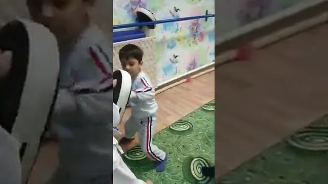Тамирлан записался на секцию КАРАТЕ! первые результаты на лицо.? смотреть онлайн