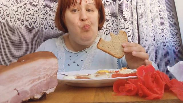 Мукбанг Жареные яйца с грудинкой😋имбирь хлеб Mukbang Fried Eggs With Brisket