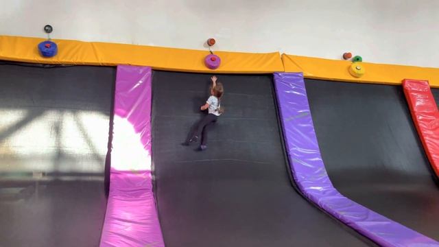 Пришла в батутный центр НЕБО! Как всё прошло? смотреть онлайн