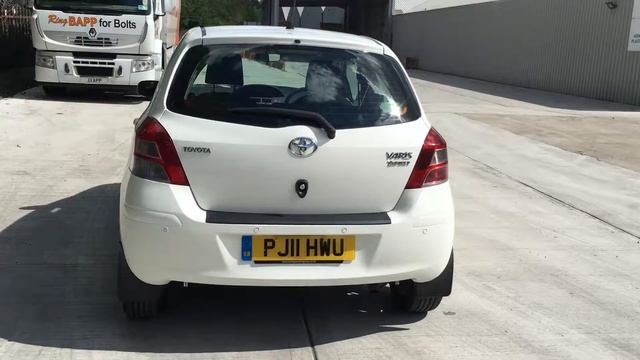 Toyota Yaris 1.4 D-4D T Spirit 5dr Diesel in white смотреть онлайн