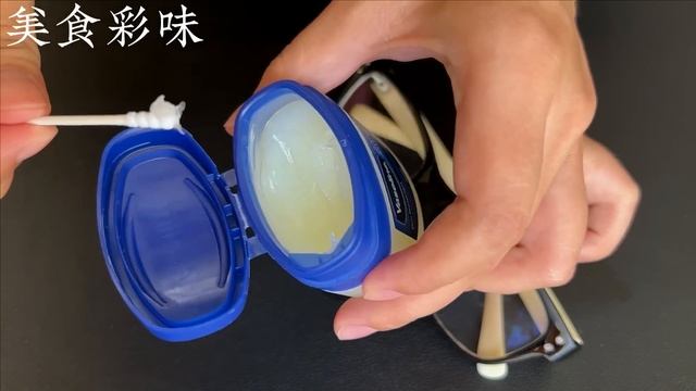 把凡士林塗抹到眼鏡上，沒想到作用這麼厲害，解決了很多人的煩惱，實用又省錢 ， Life Hacks Petroleum Jelly,smear,glasses,effect, Great, Solv