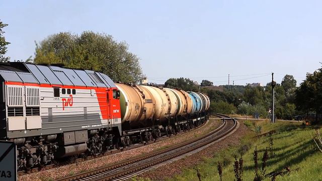 Тепловозы 2ТЭ25КМ-0328 и 2ТЭ25КМ-0531 с нефтеналивными составами на перегоне Чепино/Витебск/Чепино