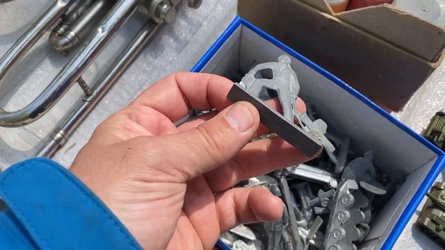 интересные вещи из прошлого продают люди на блошином рынке, сходил приценился смотреть онлайн