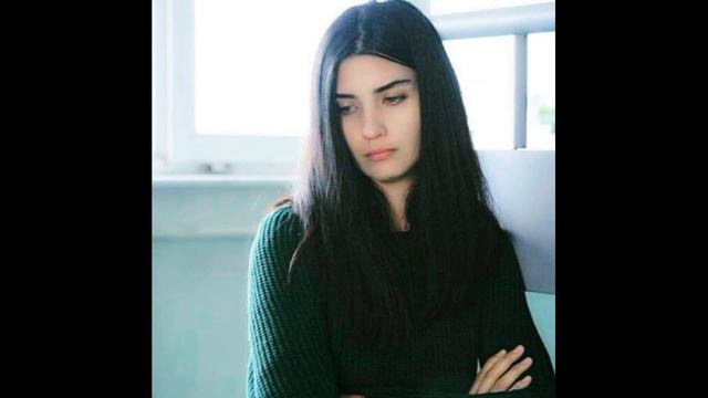 ¡Que show! ¡Tuba Büyüküstün está oficialmente atascada con esa serie! смотреть онлайн