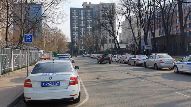 Очередь из ментовозов возле детской Морозовской больницы. На дезинфекцию выстроились? смотреть онлайн