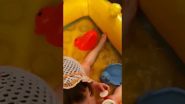 Двойняшки в бассейне смотреть онлайн