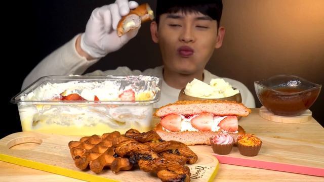 ASMR 코스트코 딸기트라이플 크림치즈베이글? 딸기맘모스빵 와플먹방~!! Strawberry Trifle? Cream Cheese Bagel Waffle? MuKBang~!!