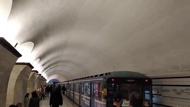 "Видео 2-хмесячной давности!" Тематический поезд "Олег Табаков", ст. Проспект Мира КРЛ.(20.04.2023) смотреть онлайн