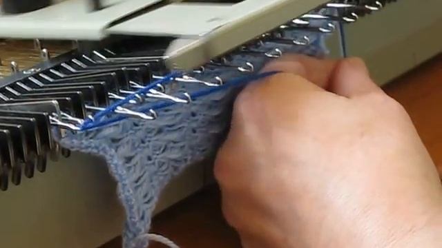 5 образец Изба вязальня. Видео уроки машинного вязания. Мастер-класс "Ажурный полуфанг." смотреть онлайн