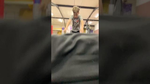 Почти влетел в камеру смотреть онлайн