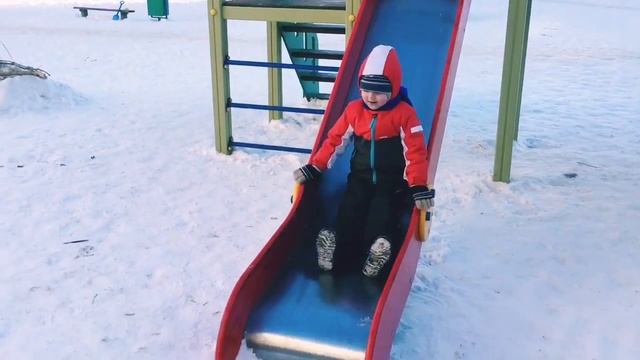 Детская площадка Дети Играют на Детской площадке смотреть онлайн