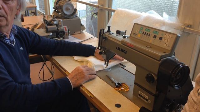 Juki houding achter naaimachine en hoe de stof te leiden 1 van 2 смотреть онлайн