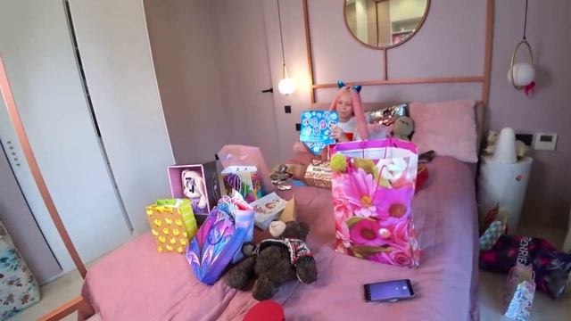 РАСПАКОВКА ПОДАРКОВ С ФАН ВСТРЕЧИ! ЧТО ПОДАРИЛИ МИЛАНЕ??? открываем вместе с вами смотреть онлайн