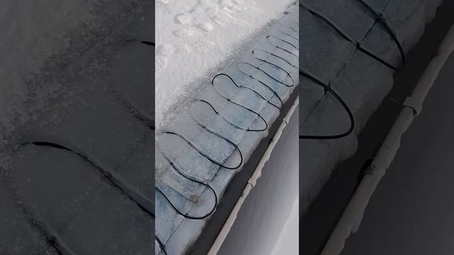 Работа системы антиобледенения крыши здания. Roof anti-icing system. смотреть онлайн