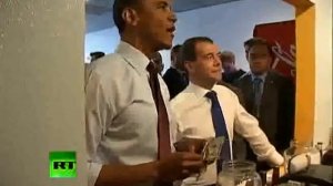 Обама с Медведевым зашли съесть по гамбургеру