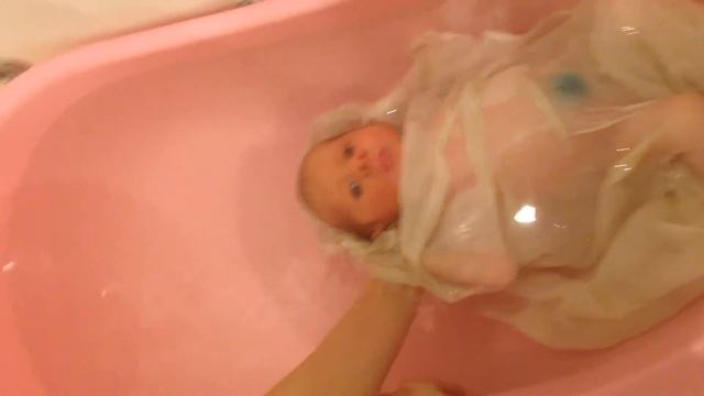 Купаем грудного ребенка в ванне. смотреть онлайн