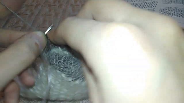 Двухслойные ажурные варежки спицами Ч.2 - Узор и ввязывание бусин смотреть онлайн