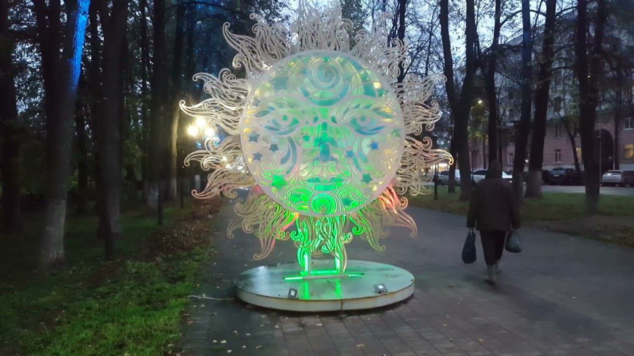 Подсветка деревьев на Первомайском бульваре в Ярославле 06 10 2023 г смотреть онлайн