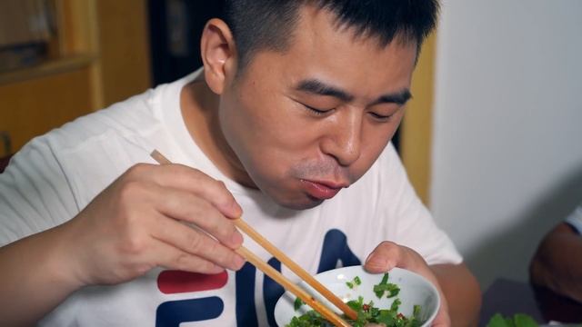 【超小厨】5斤羊腿肉花式吃，麻辣火锅+羊肉小酥肉，夏天吹着空调吃火锅，安逸！