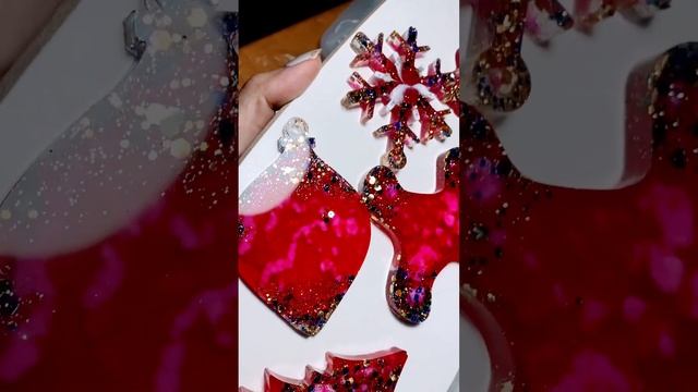 И еще будут игрушки ? #новыйгод #epoxy #елочныеигрушки #resin #эпоксидка #декор #christmas #смола смотреть онлайн