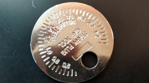 В обзоре измерительный щуп в виде монеты для зазоров свечей