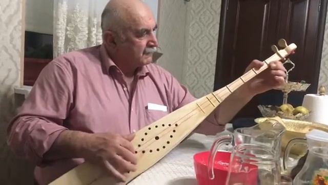 АКСАКАЛ ИГРАЕТ НА ПАНДУРЕ СТАРИННУЮ МЕЛОДИЮ смотреть онлайн