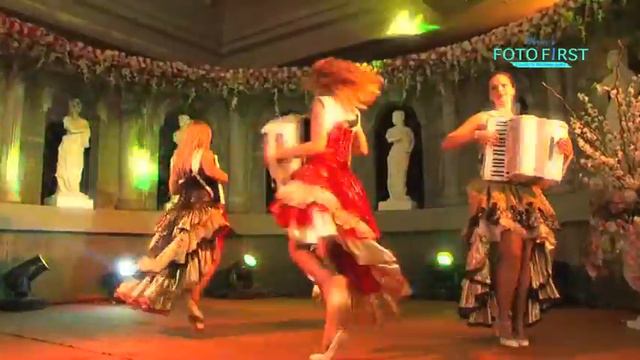 Bride's Band II World's First Girl's Accordian Band II Foto First смотреть онлайн