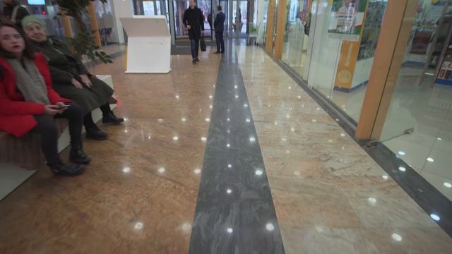 Russia, Moscow, Райкин Плаза (Raikin Plaza) shopping mall, 3X escalator - going down смотреть онлайн