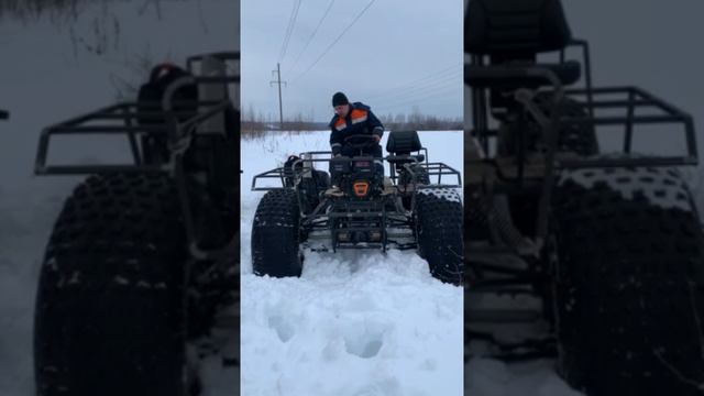 вездеход буксует, застрял в снегу.