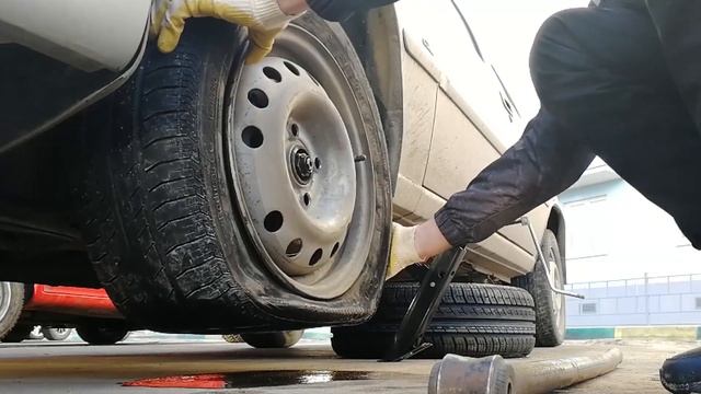 Как поменять колесо на легковом автомобиле, самостоятельно смотреть онлайн
