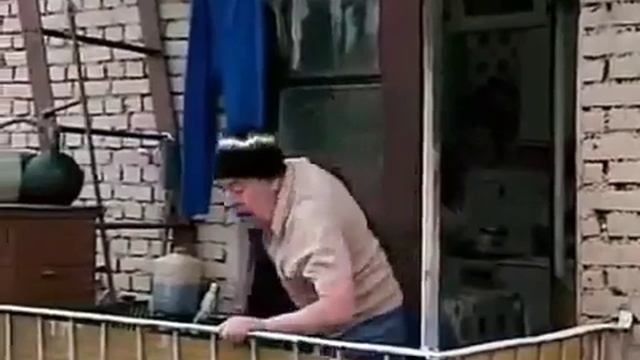 II Перезалито II Дед скинул гирю на машину с балкона смотреть онлайн