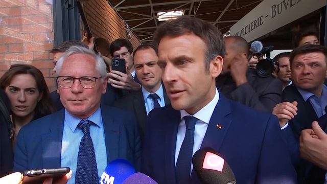 Déclaration du Président Emmanuel Macron depuis le marché de Cergy dans le Val-d’Oise. смотреть онлайн
