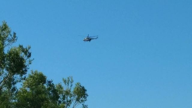 Вертолёт летит по небу смотреть онлайн