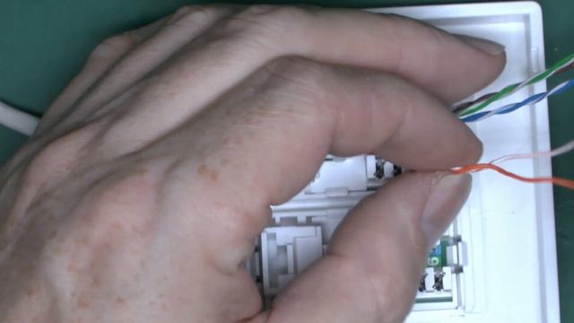 Connecting Cat5e Cable to 'RJ45' Wall Sockets смотреть онлайн