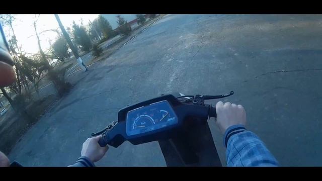 Учимся стантить возле школы | Musstang MT125 & Suzuki Address 72сс смотреть онлайн