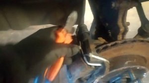 Гремит суппорт.