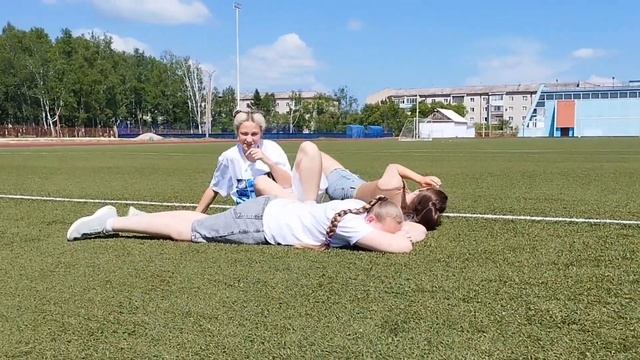 ЙОГА ЧЕЛЛЕНДЖ с друзьями/повторяем позы йоги смотреть онлайн