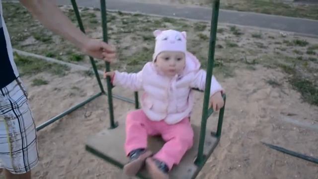 VLOG (ВЛОГ) №3 – Детская площадка - КАЧЕЛИ| Наша девочка на качелях | Little girl on a swing. смотреть онлайн