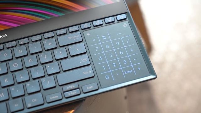 DUAL SCREEN! Asus ZENBOOK PRO DUO sfida la touchbar di Apple смотреть онлайн