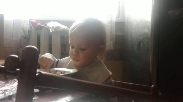 2016-11-11 Дениска сам ест суп