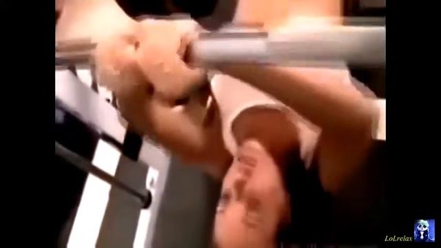 Шикарная тёлочка в спортзале # Gorgeous blonde in the gym смотреть онлайн
