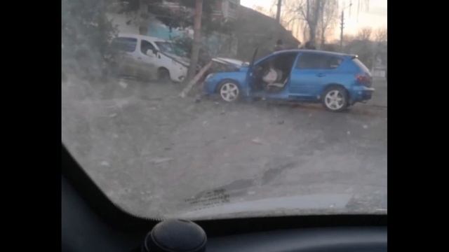 В Туле Мазда влетела в дерево, а затем столкнулась с Peugeot смотреть онлайн