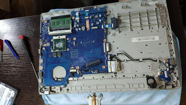 Апгрейд ноутбука Samsung RV 509, замена процессора, увеличение обьема оперативной памяти смотреть онлайн