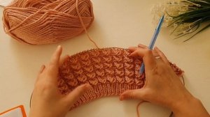 Шапочка на двух спицах для новорожденного узором гусиные лапки.