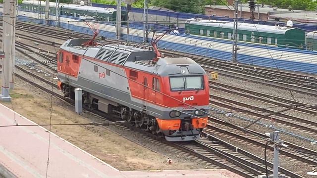 Электровоз ЭП2К-200 отправляется резервом со станции Новосибирск-главный смотреть онлайн