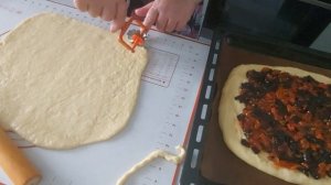 Пирог сладкий. Из дрожжевого теста с сухофруктами.