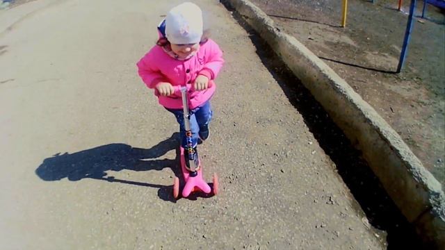 Кристина открывает самокатный сезон | Christina opens scooter season смотреть онлайн