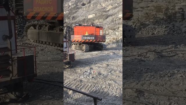 Работа большого экскаватора