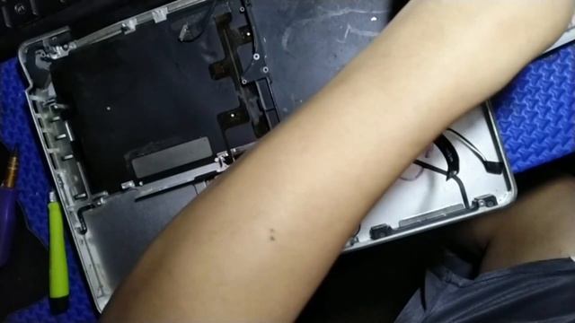 MacBook Pro Late 2009 Touchpad Disassembly смотреть онлайн